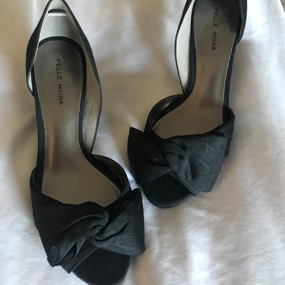 Peep toe shoes